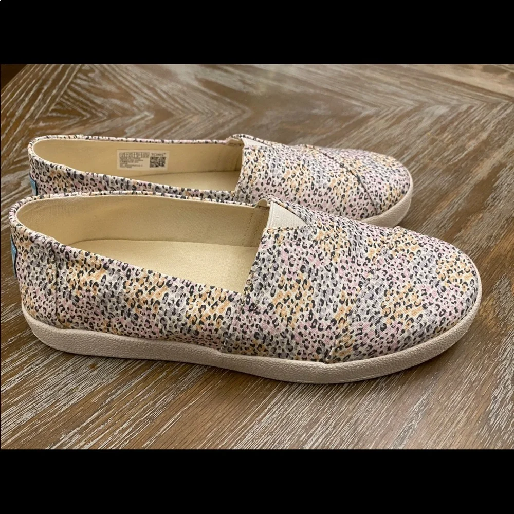 TOMS Slip ons - Picture 7 of 9